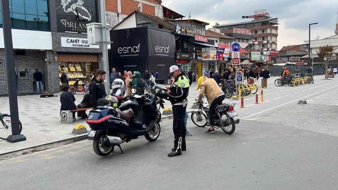 Polisin uygulamasını görüp ara sokaklara kaçtılar