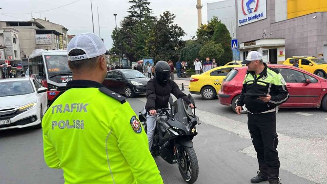 Polisin uygulamasını görüp ara sokaklara kaçtılar