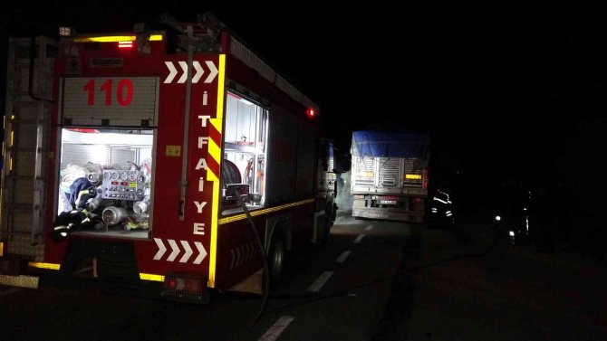 Alev alan tırın lastiğini kürekle toprak atıp söndürmeye çalıştı