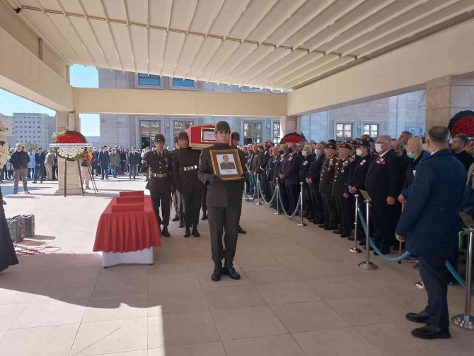 Trafik kazasında hayatını kaybeden Doç. Dr. Peker, son yolculuğuna uğurlandı