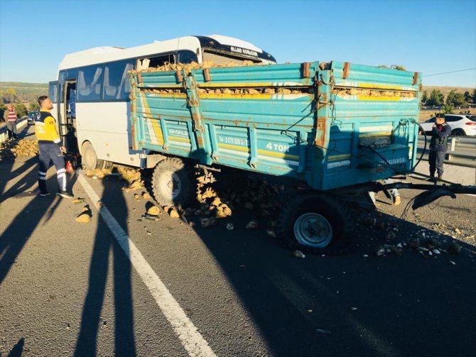 İşçi servisi ile traktör çarpıştı: 22 kişi yaralandı