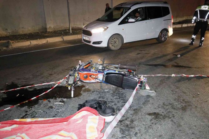 Motosiklet ile kamyon çarpıştı: 1 ölü, 1 yaralı