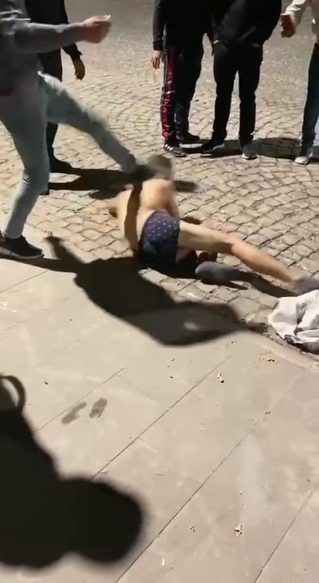 Mesaj attığı genç kızın yakınları tarafından sokak ortasında darp edildi