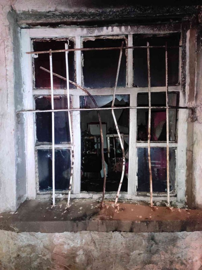 Konya'da evde yangın! Kullanılamaz hale geldi