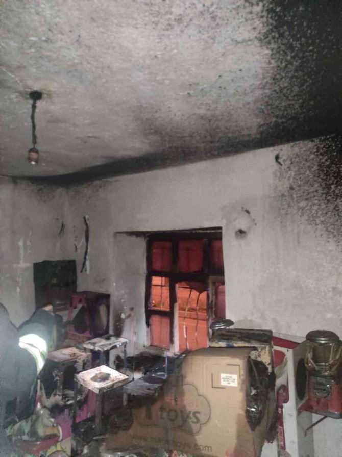 Konya'da evde yangın! Kullanılamaz hale geldi