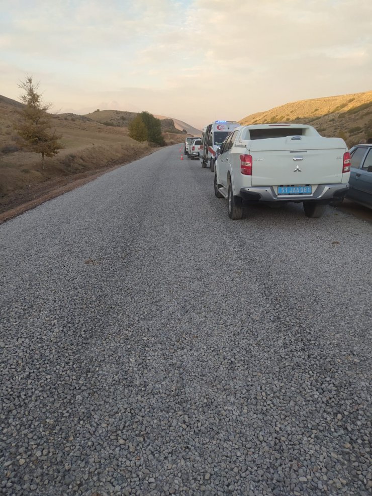 Römorkunu kurtarmak isterken devrilen traktörün altında kalıp öldü