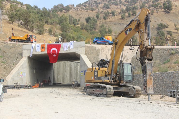 7 şehit verilen 200 kilometrelik yolun yapımına yeniden başlandı