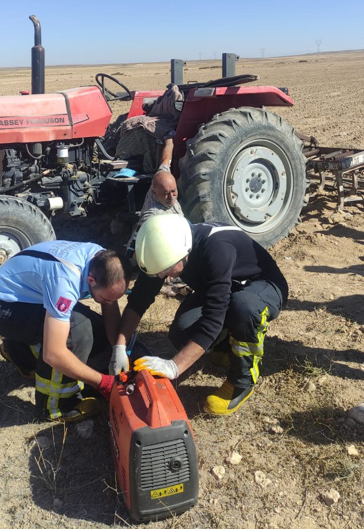 Traktörünün tekeri altında kaldı