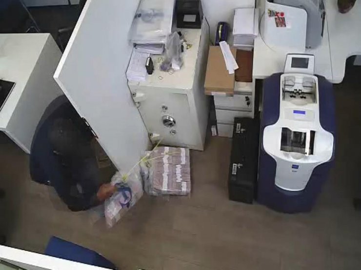 Bankadan 2.5 milyon lirayı böyle çalmışlar! Hırsızlık anı kamerada