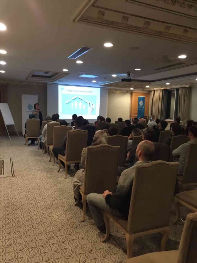 Çiçeği burnunda çiftler evlilik ve aile hayatını öğreniyor