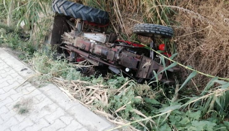 Devrilen traktörün altında kalan çift, hayatını kaybetti