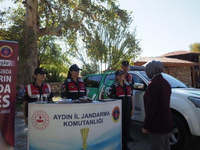 Jandarma Karacasu’da vatandaşları bilgilendirdi