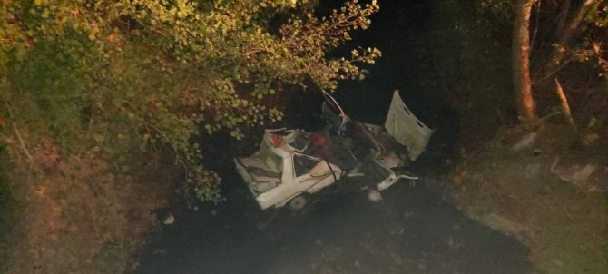 Otomobil dere yatağına uçtu: 1 ölü, 1 yaralı