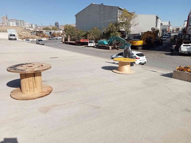 Para teklif edip alamadığı kablo makarasını çalan hırsız kamerada