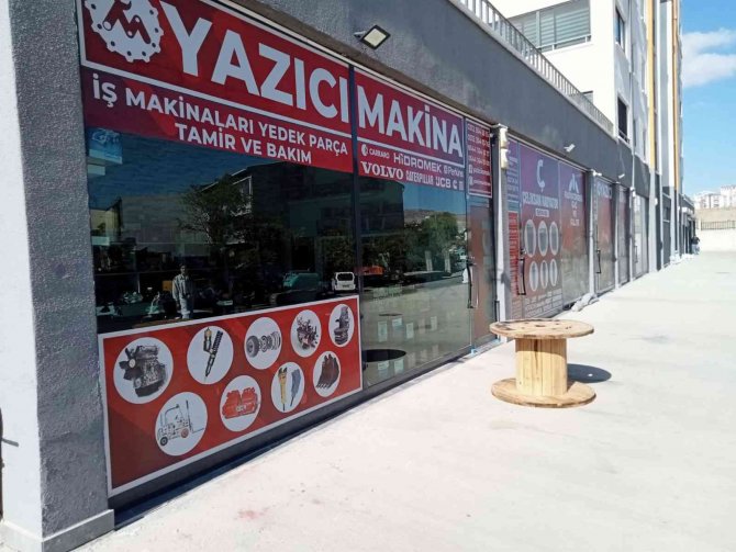 Para teklif edip alamadığı kablo makarasını çalan hırsız kamerada