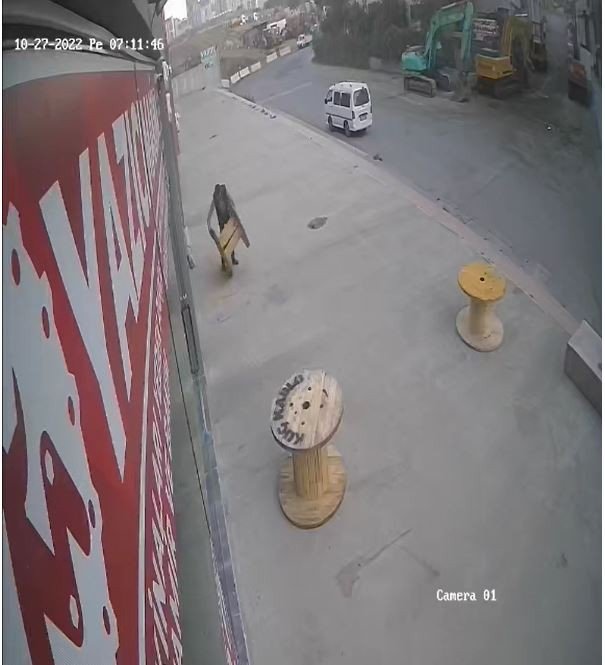 Para teklif edip alamadığı kablo makarasını çalan hırsız kamerada