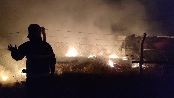 Eski tavuk çiftliği alevlere teslim oldu