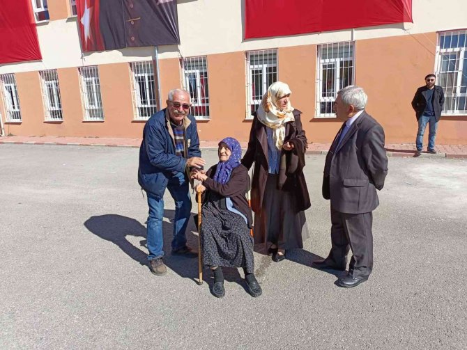 Konya'da 99 yaşındaki nine kutlamalara damga vurdu