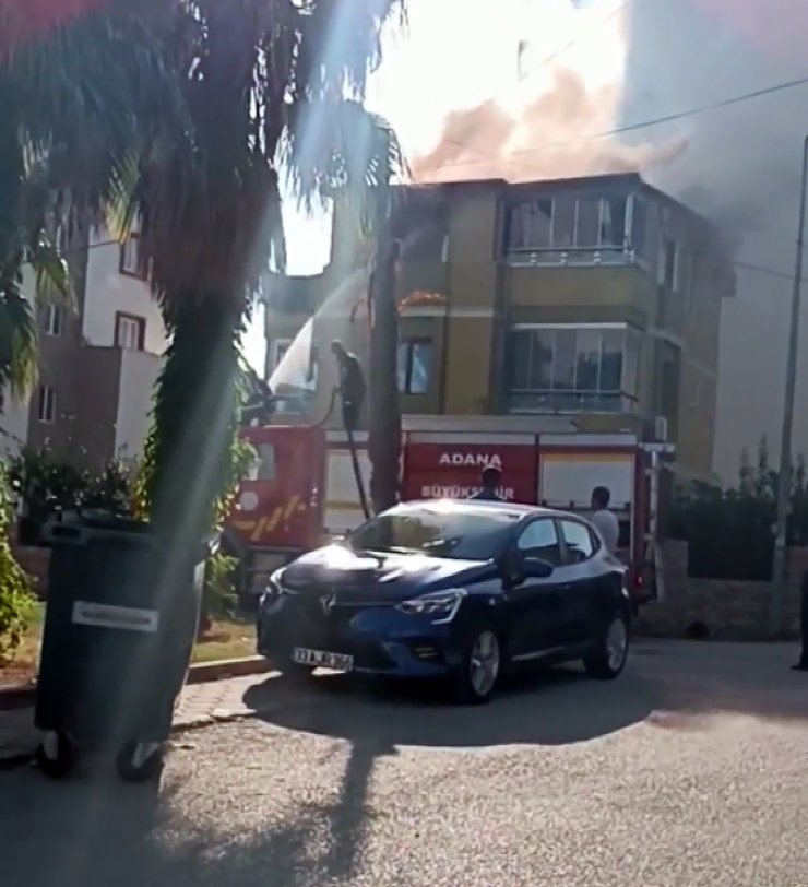 3 katlı binanın çatı katında yangın