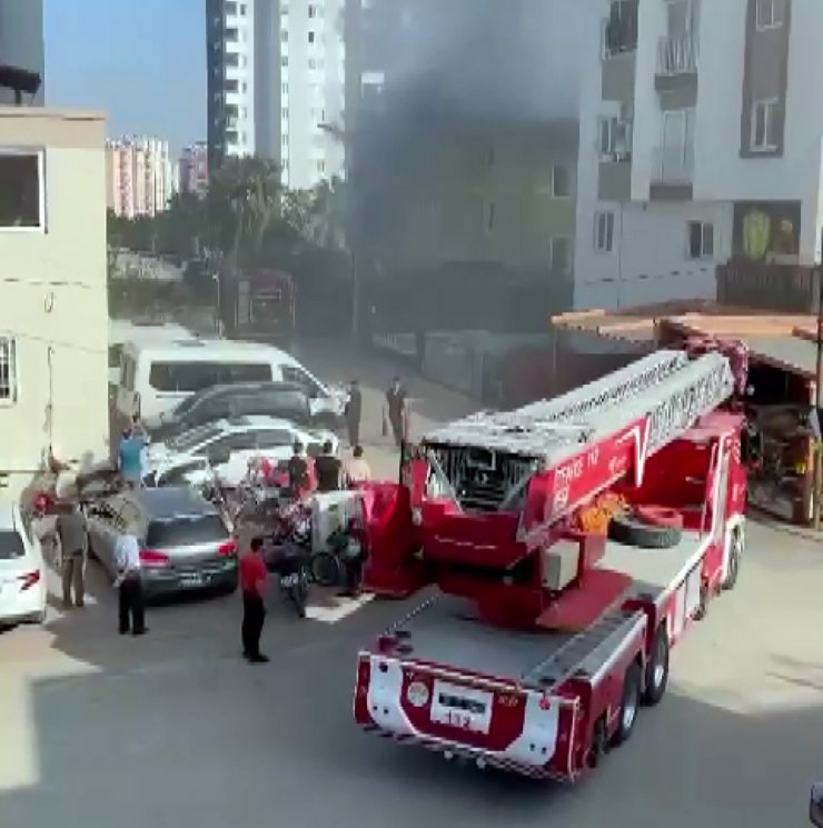 3 katlı binanın çatı katında yangın