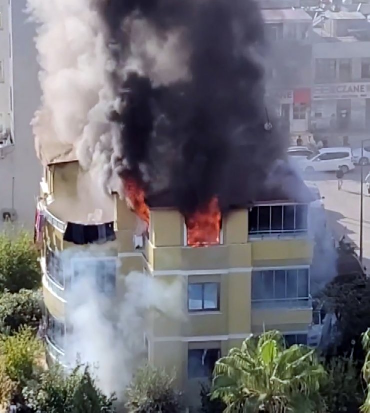 3 katlı binanın çatı katında yangın