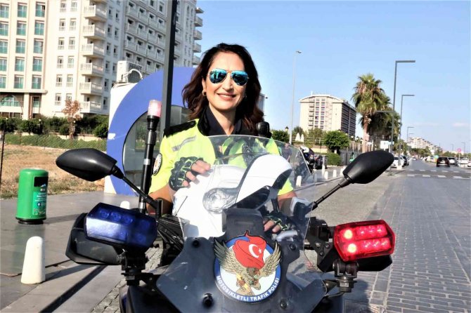 40 kişilik Şahin timinin Hülya ablası kural tanımaz sürücülere nefes aldırmıyor