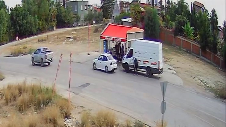 Çaldığı televizyonu kucaklayıp, yürüyerek sokaktan ayrıldı