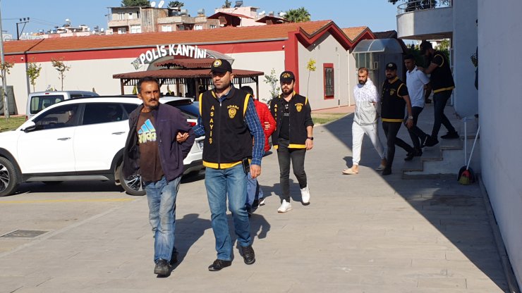 Çaldığı televizyonu kucaklayıp, yürüyerek sokaktan ayrıldı