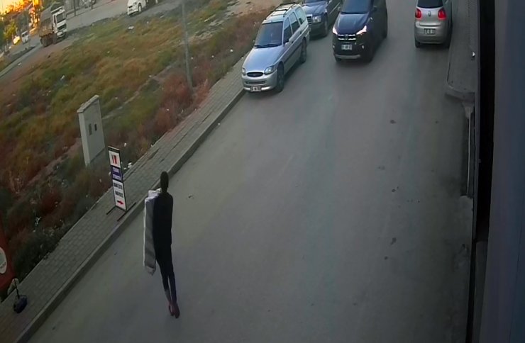 Çaldığı televizyonu kucaklayıp, yürüyerek sokaktan ayrıldı