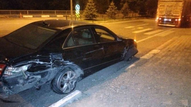 Freni patlayan araç yüklü tır, 3 araca çarptı