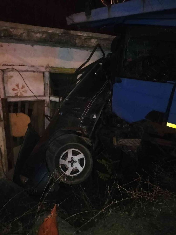 Freni patlayan araç yüklü tır, 3 araca çarptı