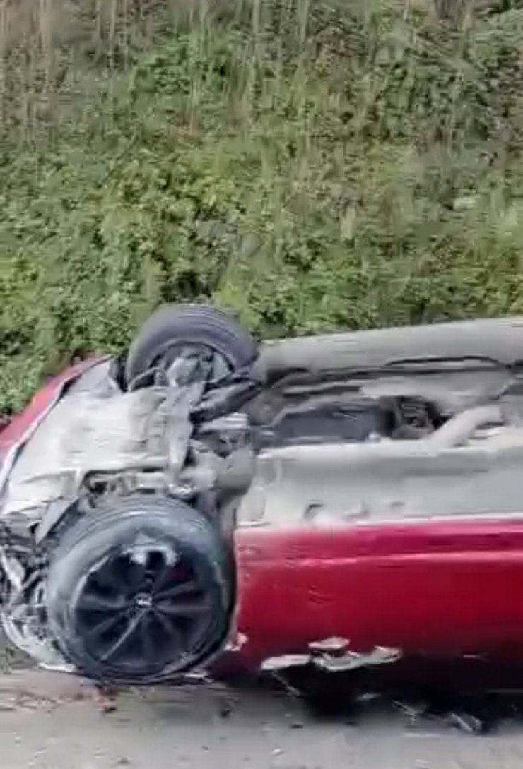 Kamyona çarpan otomobil kanala düştü: 1'i ağır 4 yaralı