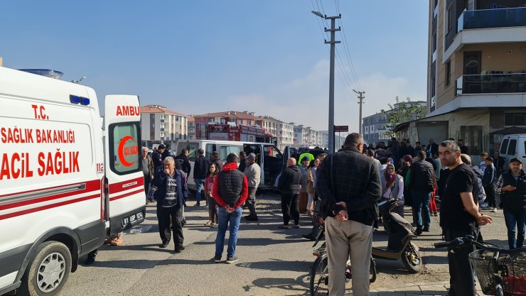 Kazada yaralananları taşıyan ambulansa da iki araç çarptı