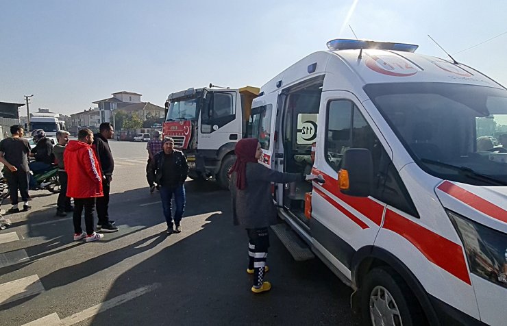 Kazada yaralananları taşıyan ambulansa da iki araç çarptı