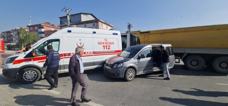 Kazada yaralananları taşıyan ambulansa da iki araç çarptı