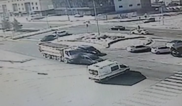 Kazada yaralananları taşıyan ambulansa da iki araç çarptı