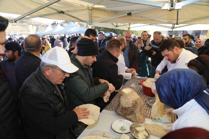 Konya'da bir başka şölen! 50 kilo peynir, sıcak ekmekle vatandaşa dağıtıldı