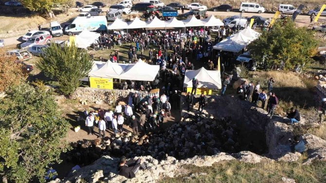 Konya'da bir başka şölen! 50 kilo peynir, sıcak ekmekle vatandaşa dağıtıldı