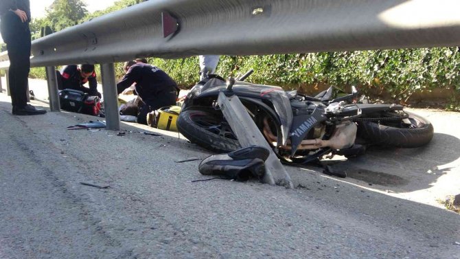 Otomobile çarparak bariyerlere savrulan motosiklet sürücüsü kamerada