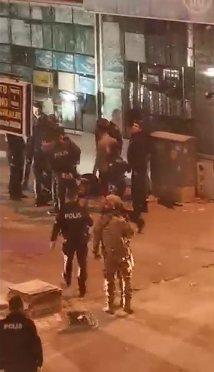 Polis, silahlı saldırganı vurup etkisiz hale getirdi