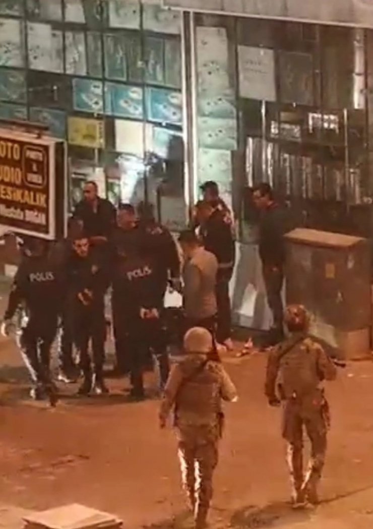 Polis, silahlı saldırganı vurup etkisiz hale getirdi