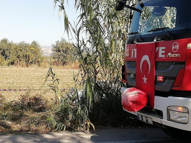 Takla atan otomobil tarlaya uçtu: 2 yaralı