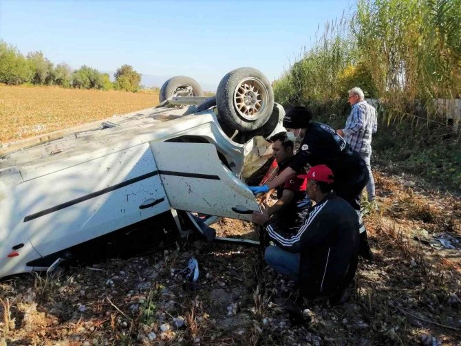 Takla atan otomobil tarlaya uçtu: 2 yaralı