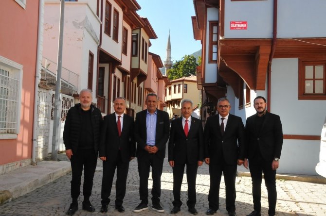 Ünlü türkücü Yavuz Bingöl Akşehir sokaklarında