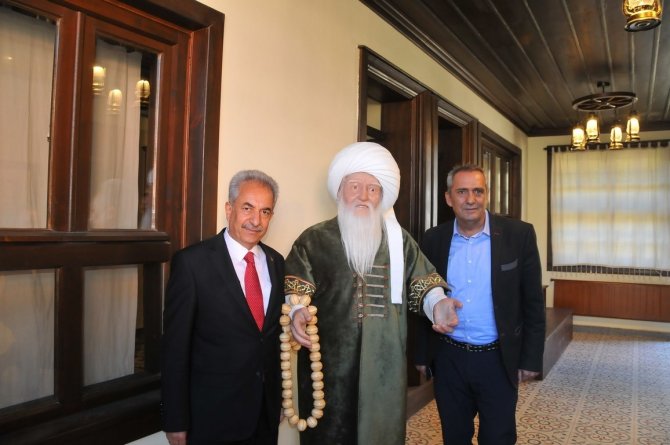 Ünlü türkücü Yavuz Bingöl Akşehir sokaklarında