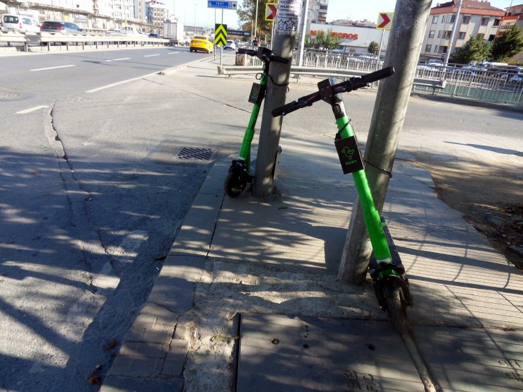 Avcılar'da yasaklı alanda park edilen elektrikli motosiklet tehlikesi
