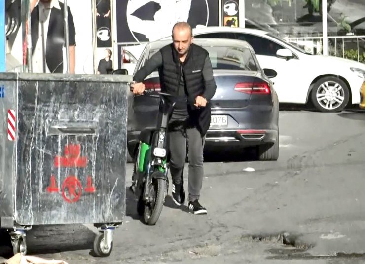Avcılar'da yasaklı alanda park edilen elektrikli motosiklet tehlikesi