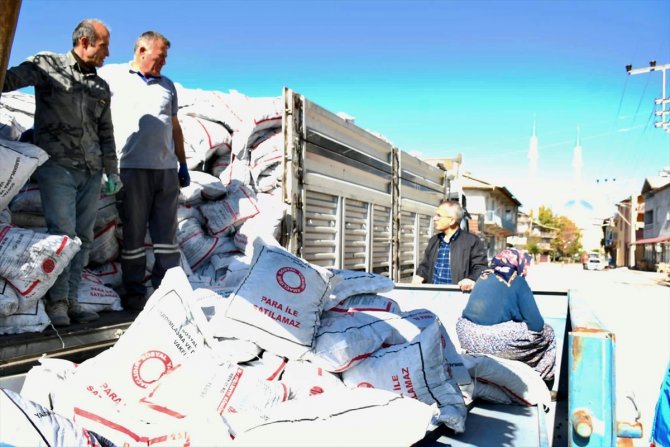 Konya'da ihtiyaç sahiplerine kömür dağıtımı başladı