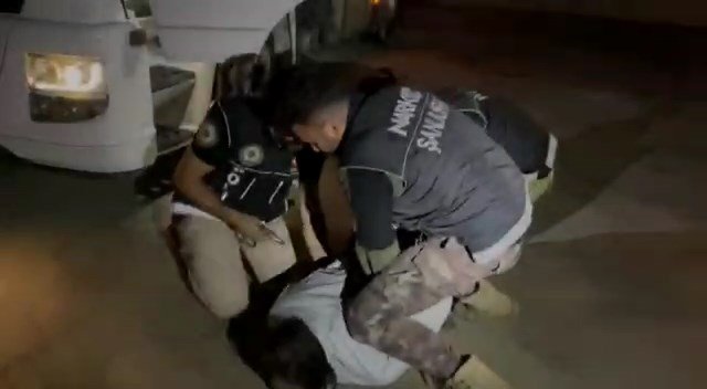 Polisin durdurduğu TIR'da 21 kilo uyuşturucu ele geçirildi