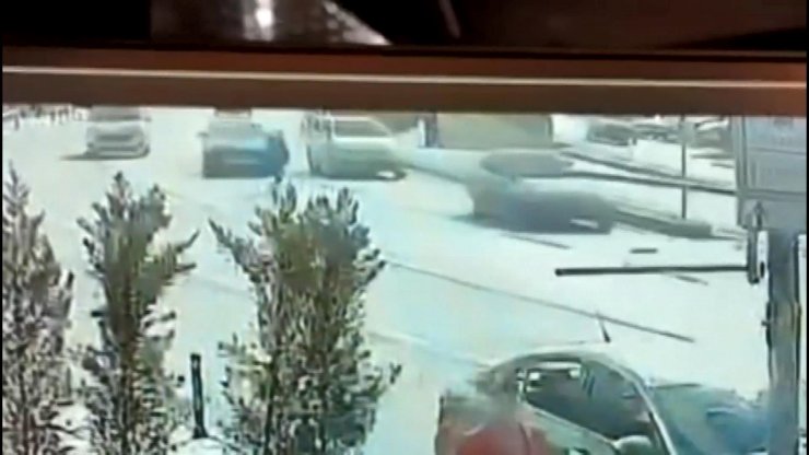 Yayayı son anda fark eden vale, park halindeki otomobillere çarptı